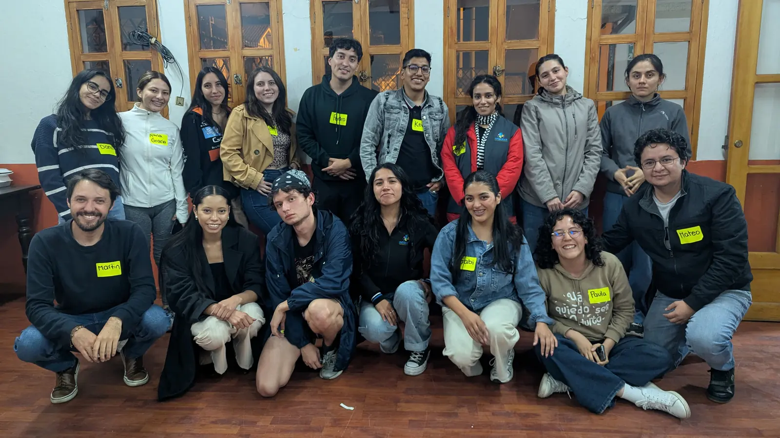 Grupo de jóvenes participantes de U'Good junto al equipo de Integrar