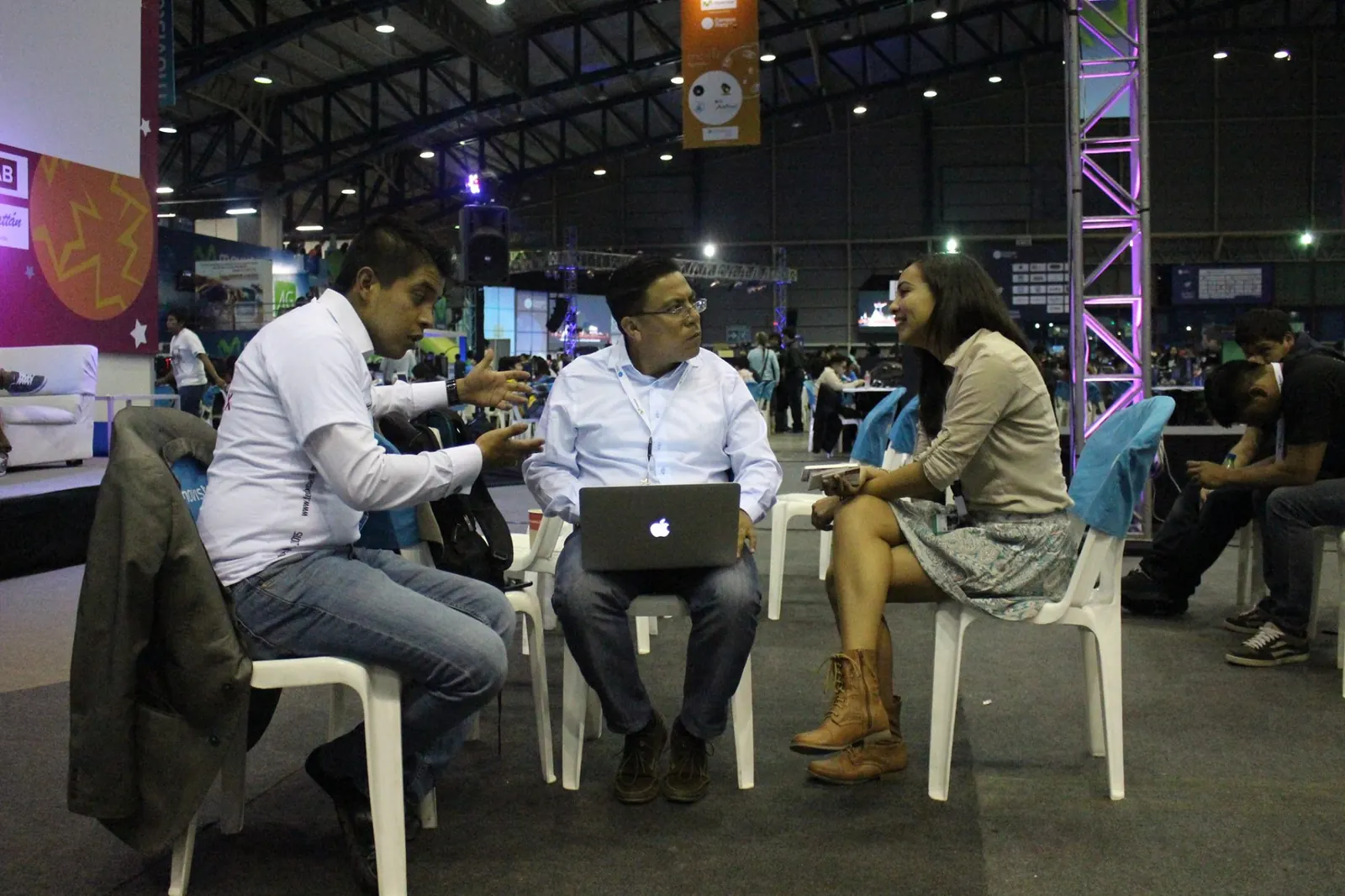 Sesión de mentoría con un equipo durante un encuentro de innovación