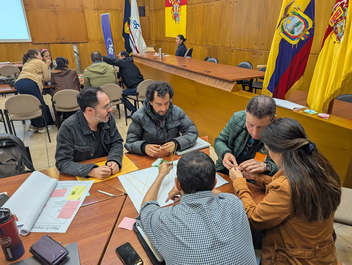 Docentes de Arquitectura de la Universidad de Cuenca trabajando en equipo durante el curso de habilidades blandas